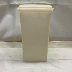 Tupperware “Saltine Saver” Cream Storage Container